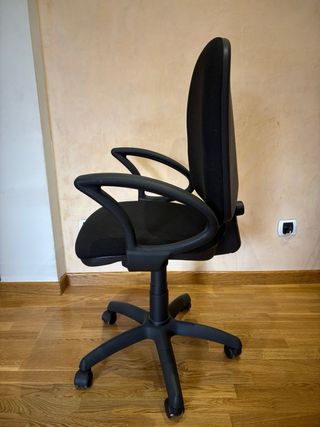 Silla de oficina giratoria negra