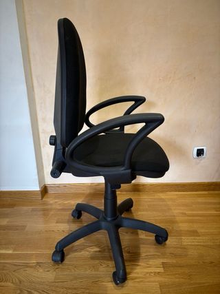 Silla de oficina giratoria negra