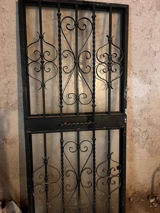 Puerta de hierro forjado con cristal