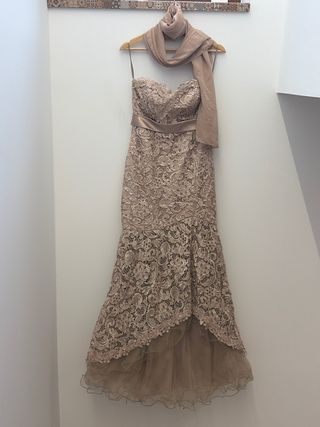 Vestido de ceremonia beige y dorado