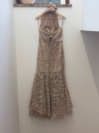 Vestido de ceremonia beige y dorado