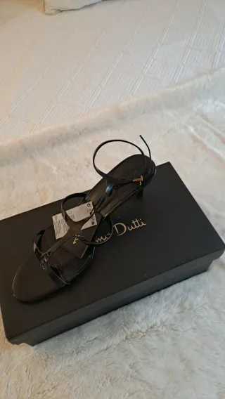 Sandalia piel charol negra nueva