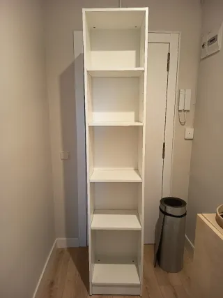 Estantería blanca de madera