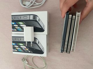 4 iPhones (Negro y Blanco)