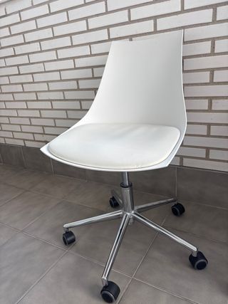 Silla de escritorio blanca con ruedas