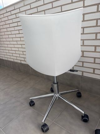 Silla de escritorio blanca con ruedas