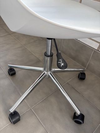 Silla de escritorio blanca con ruedas