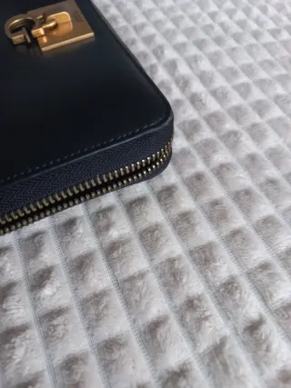 Portafoglio Guess nero con dettaglio oro