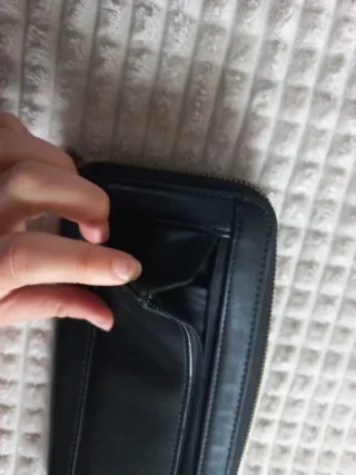 Portafoglio Guess nero con dettaglio oro