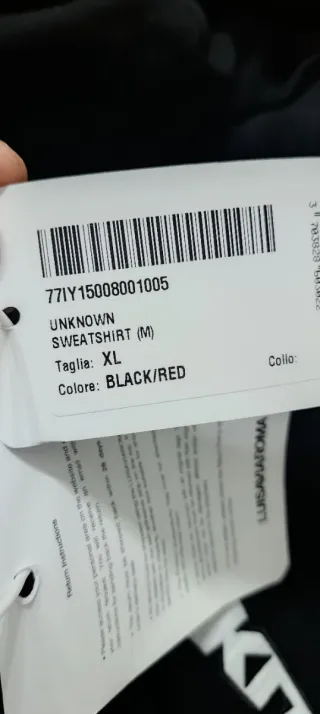 Felpa nera con stelle rosse