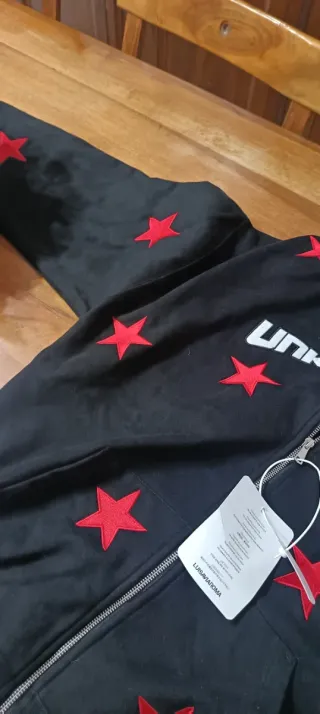 Felpa nera con stelle rosse