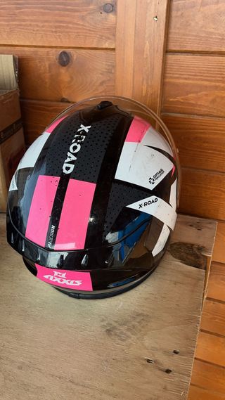 Casco de moto AXXIS rosa y negro