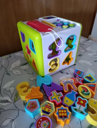 Cubo de actividades con encajables y sonido