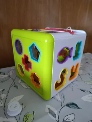 Cubo de actividades con encajables y sonido