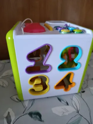 Cubo de actividades con encajables y sonido