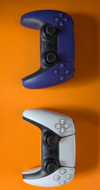 PlayStation 5 con DualSense e Horizon Forbidden