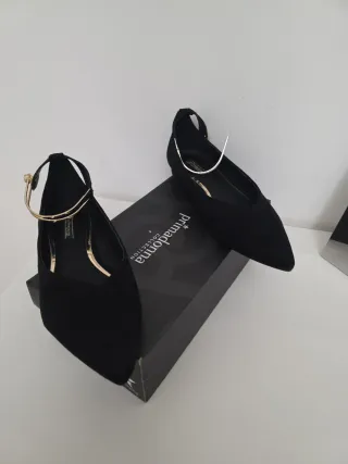 Scarpe donna nere con dettagli oro