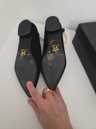 Scarpe donna nere con dettagli oro