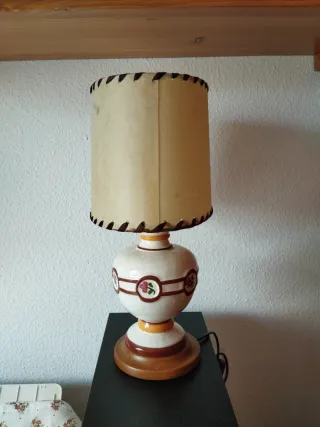 Lámpara de mesa cerámica y madera