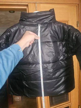 Chaqueta acolchada negra.