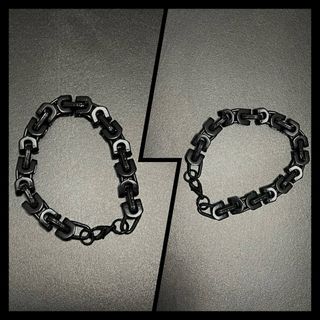 Pulsera-cadena negra.