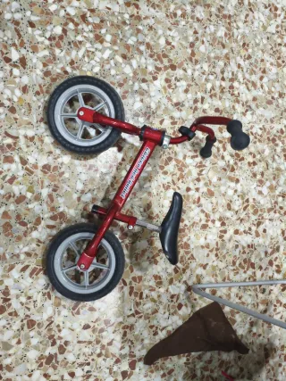 Bicicleta sin pedales roja para niños