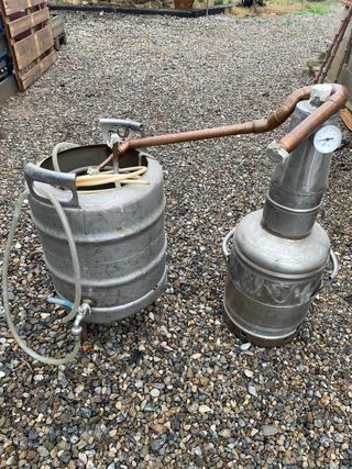 Alambique casero de cobre y acero