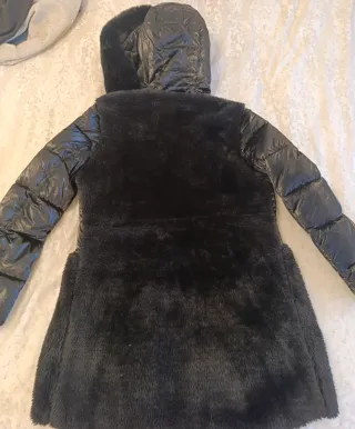 Abrigo negro acolchado