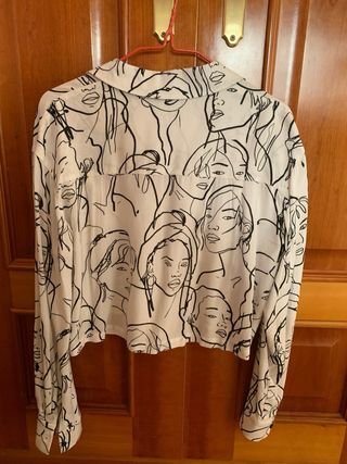 Camisa corta estampada caras mujer