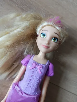 Muñeca Rapunzel vestido morado y libro