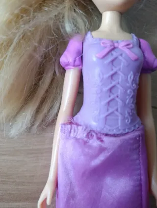 Muñeca Rapunzel vestido morado y libro