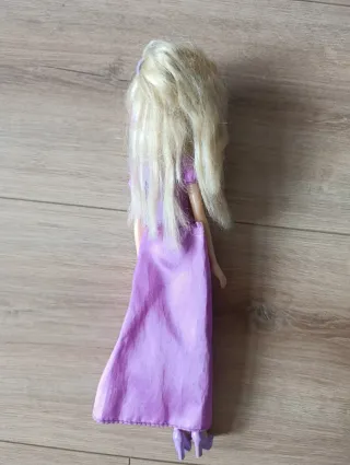 Muñeca Rapunzel vestido morado y libro