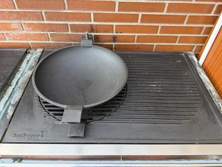 Barbacoa de carbón con parrilla y wok