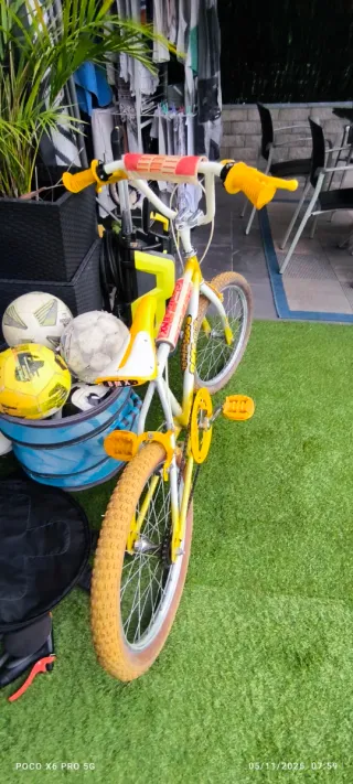 Bicicleta BMX Amarilla y Blanca