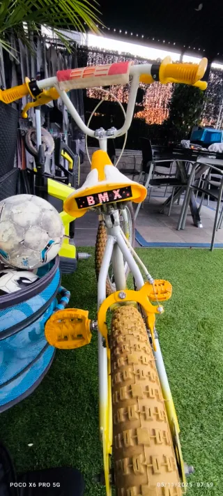 Bicicleta BMX Amarilla y Blanca