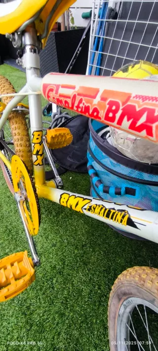 Bicicleta BMX Amarilla y Blanca