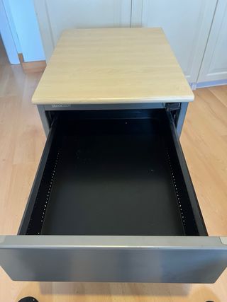 Tavolo da ufficio moderno con cassettiera