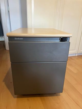 Tavolo da ufficio moderno con cassettiera