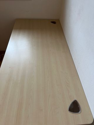 Tavolo da ufficio moderno con cassettiera