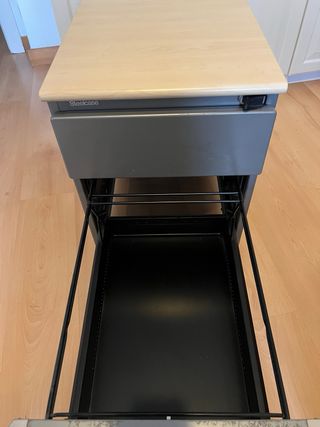 Tavolo da ufficio moderno con cassettiera