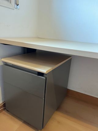 Tavolo da ufficio moderno con cassettiera
