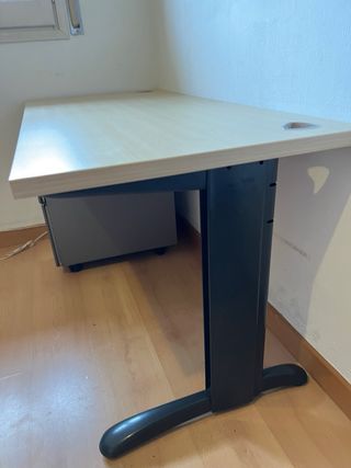 Tavolo da ufficio moderno con cassettiera