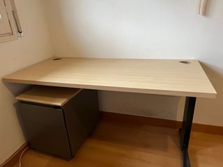 Tavolo da ufficio moderno con cassettiera