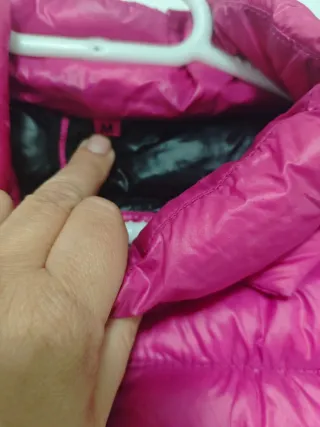 Chaleco acolchado rosa con capucha