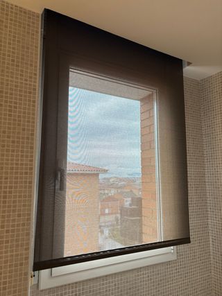 Estor enrollable marrón-negro