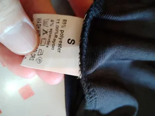 Camiseta negra con flores multicolor