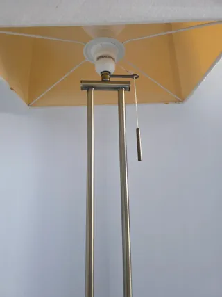 Lámpara de pie beige y dorada