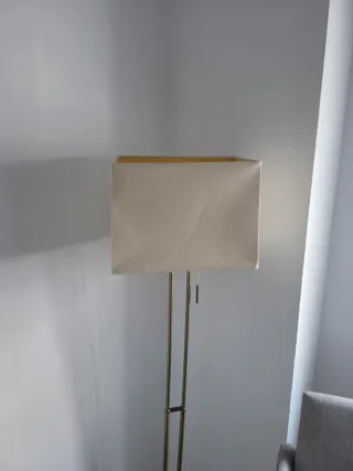 Lámpara de pie beige y dorada