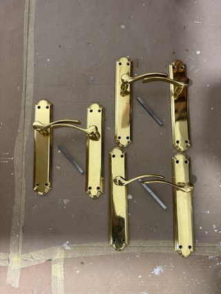 Picaportes dorados para puertas