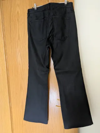 Pantalón efecto piel negro